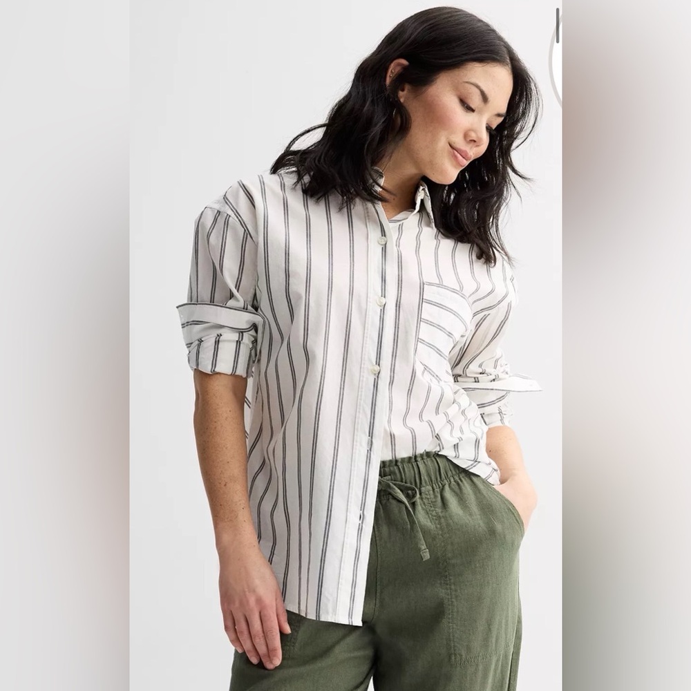 Evereve Striped Button-Up Shirt in White with Black Stripes
